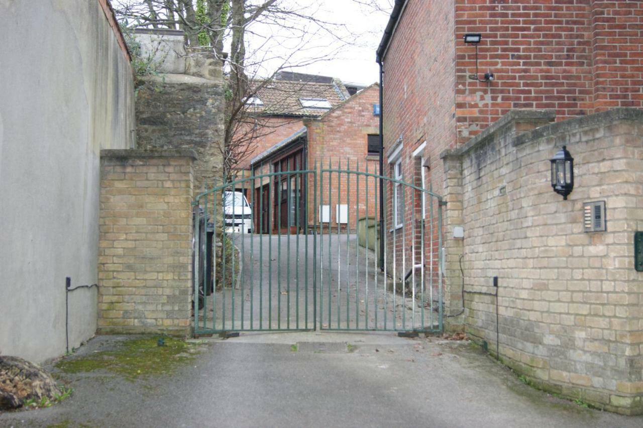 Stay In Yeovil Town Centre, Large 2 Bd Apt With Parking, Sleeps 4 Luaran gambar